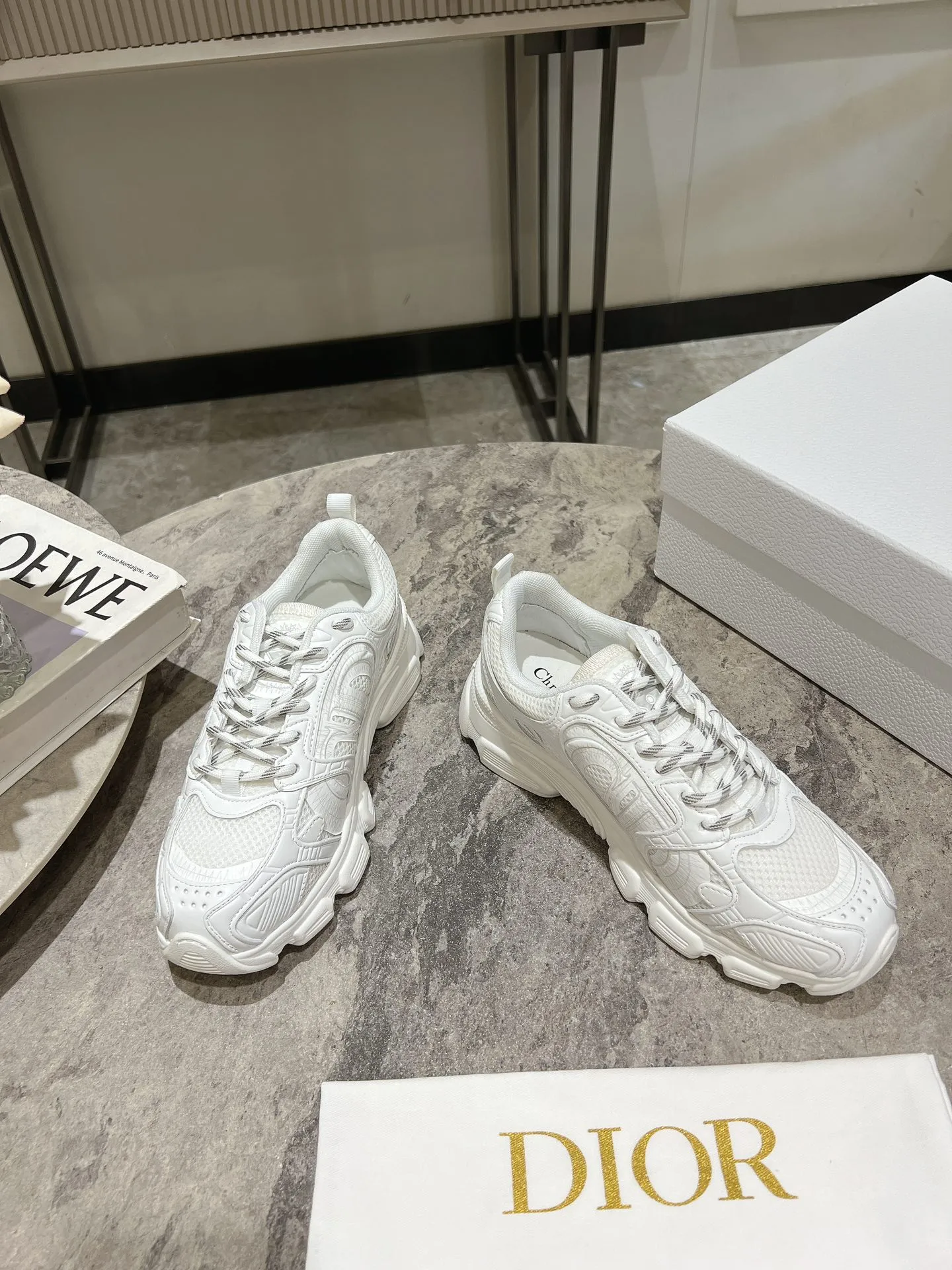 👟👟Ex-factory price 600👟👟 The latest hot model, the star model 2024 main hot product, the newly released Dior Chrono new casual sports shoes, running shoes, dad shoes are really cool, full of futuristic feeling! Really cool! Once again interpreting Dior's concept of cool fashion, the lucky star will bless you with good luck. The new EVA sole is super light and super soft! A perfect replica of the original! Fully matched material and mold! ! Women’s size: 35-39 (40.41 customized)